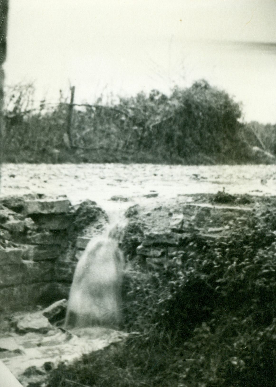 Branko Fučić, Barban, predvorje kapele sv. Antuna Pustinjaka, pogled iz kapele prilikom pljuska