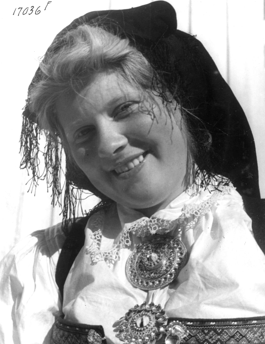 Anders Beer Wilse, Kvinnedrakt, Jente med hodeplagg
