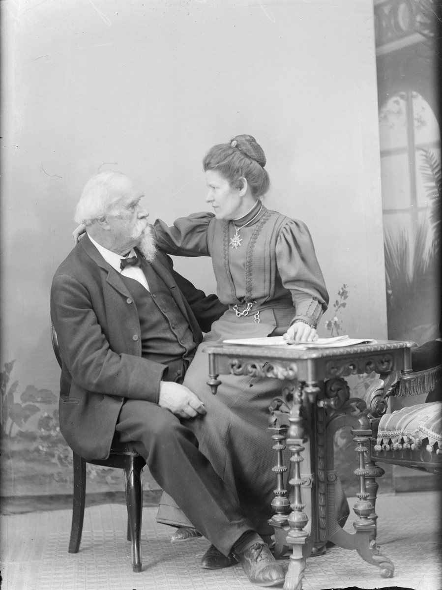 Henri Osti's Fotografiateliér, Ateljéporträtt - Emma och Henri Osti, Uppsala 1899