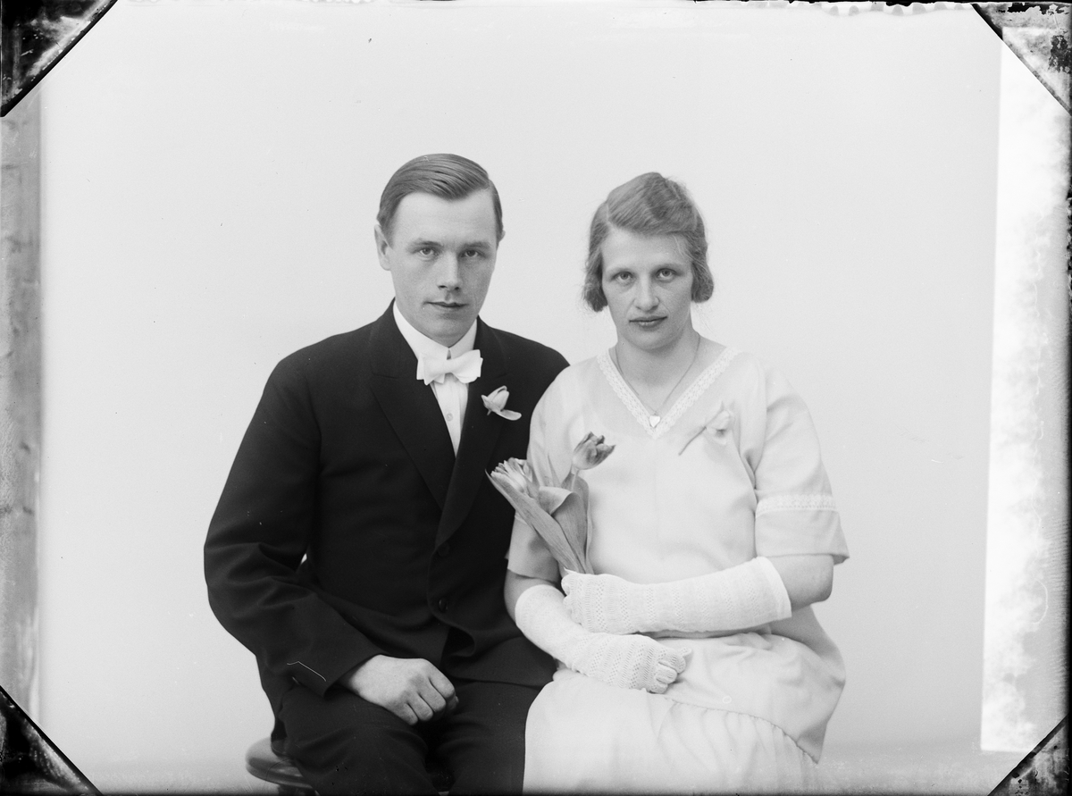 Skötsner-Edhlund, Ateljé portrait - the bridal couple Johansson from Aspö, Börstil parish, Uppland 1926