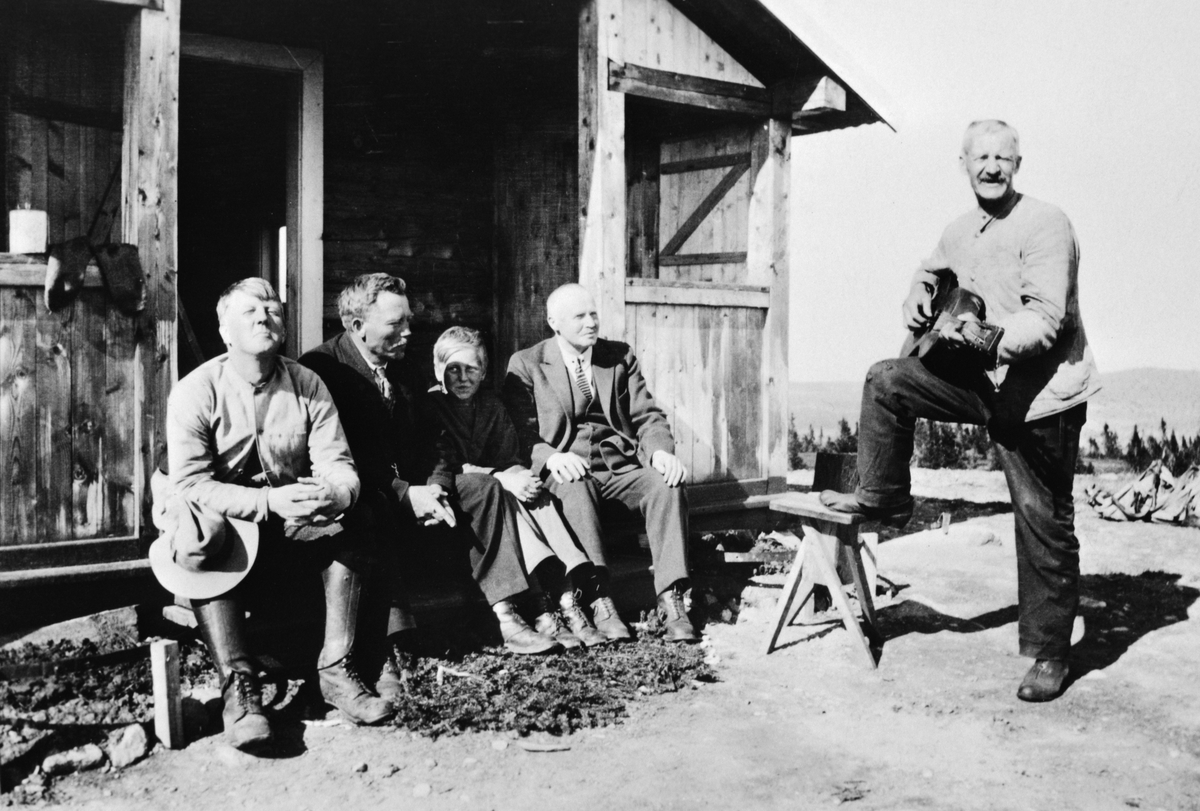 Anno Domkirkeodden, BRANNVAKT PÅ BRUMUNDKAMPEN. F. V OLE BLEKEN RUD, UKJENT, HENRIK BLEKEN RUD UKJENT OG JULIUS LOTTEN MED GITAR. CA 1934.