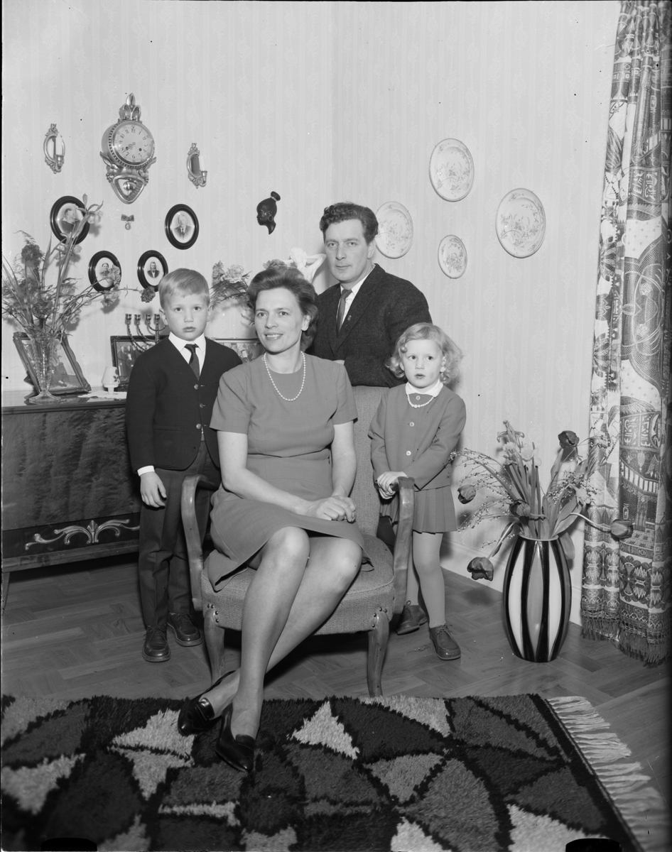 Skötsner-Edhlund, Grupporträtt i hemmiljö, Östhammar, Uppland, 1964