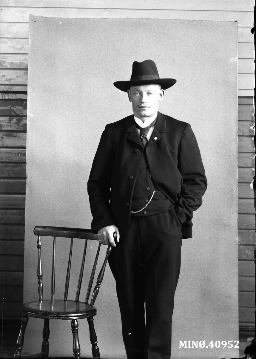 Oscar Holte, Portrett av mann med flott hatt - K. Olsen