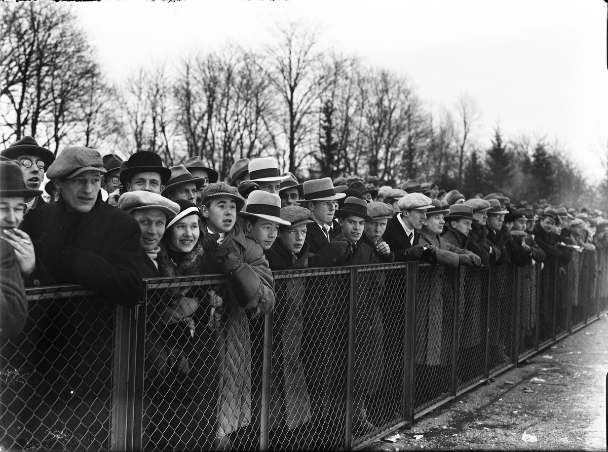 Paul Sandberg, Publik vid bandymatch mellan IFK Uppsala och Västerås S K på Studenternas Idrottsplats, Uppsala, februari 1932