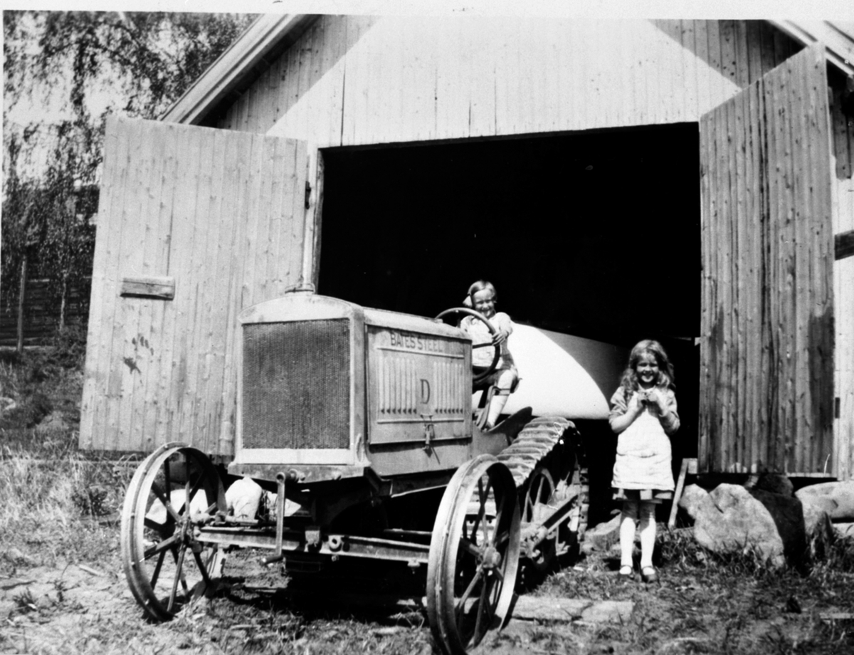 Anno Domkirkeodden, Den første traktoren på Hovelsrud, Helgøya. 2 småjenter. Kirsten Augusta Louise (Lillemor) f. 1923 og Valborg Leonore (Vesla) f. 1922. Denne traktoren er en half-track Bates Steel Mule modell D 15-22. 4 cyl. petrol/paraffin, bygget i 1919/20 i Joliet, Illinois.