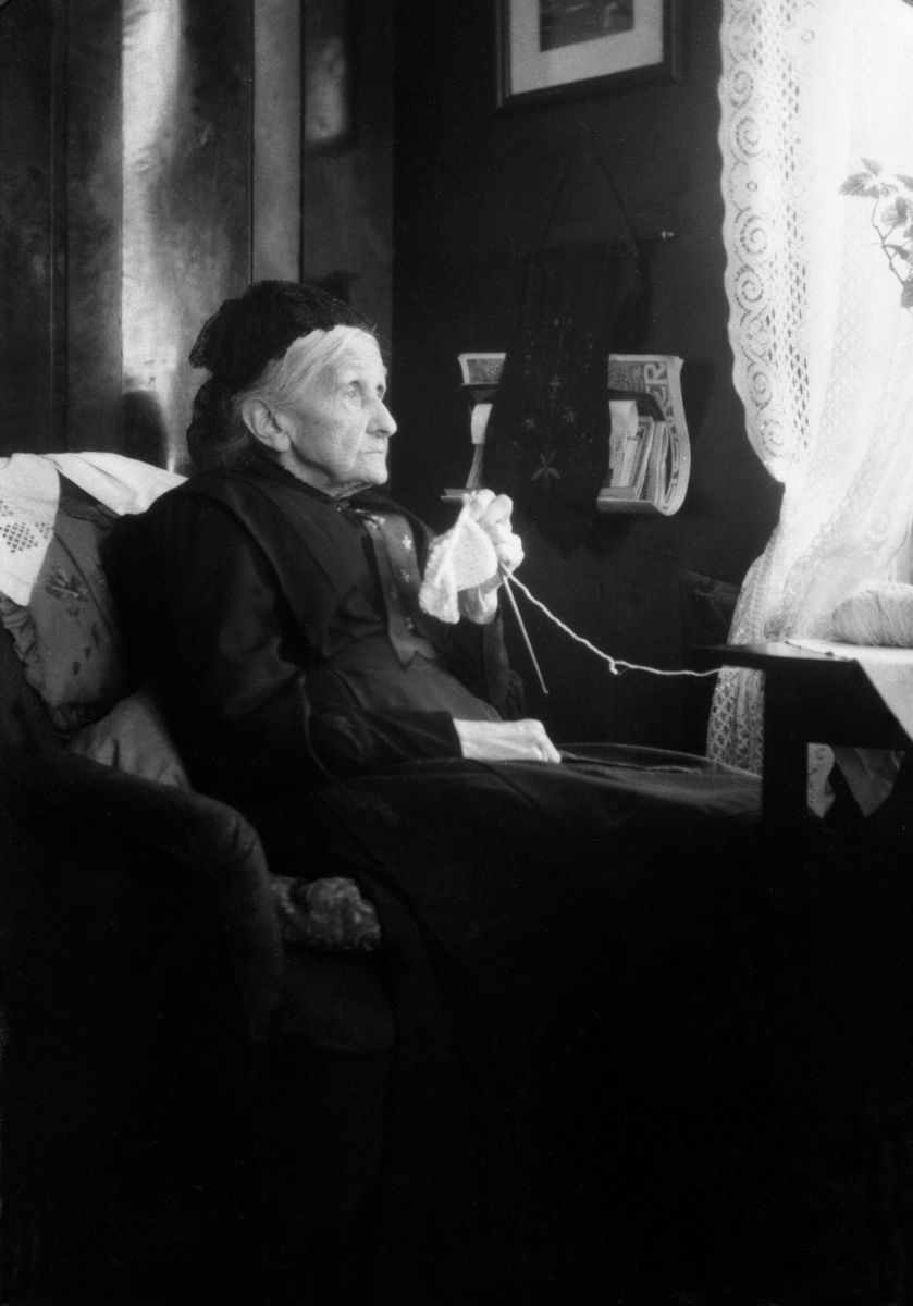 Anno Domkirkeodden, OLIVIA DOROTHEA ELISABETH PLATOU, FØDT SEM. FØDT 3. 3. 1834, DØD 21. 1923. GIFTET SEG I EN ALDER AV 17 ÅR 24. 12. 1851 MED CHRISTIAN FREDRIK STOUD PLATOU DE FIKK 15 BARN. PORTRETT MED STRIKKETØY.