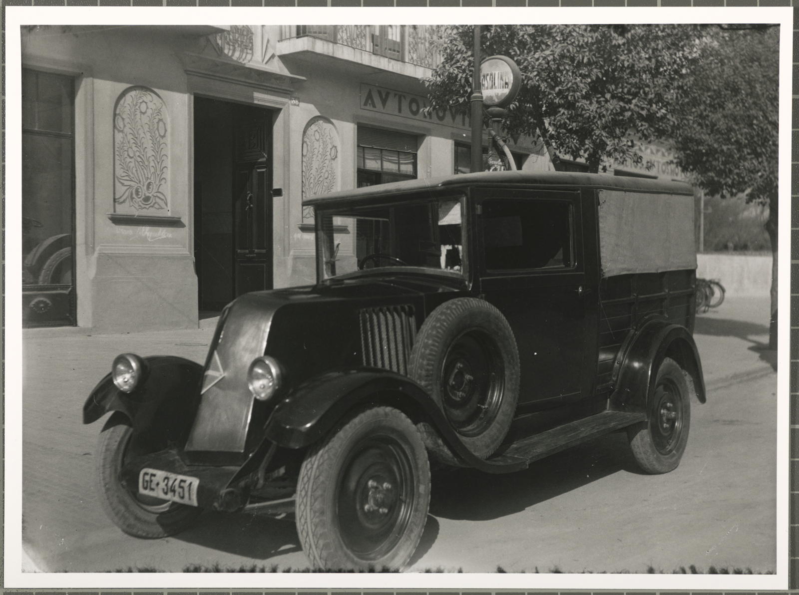 Desconegut, [Car parked before the Birulés Garage]