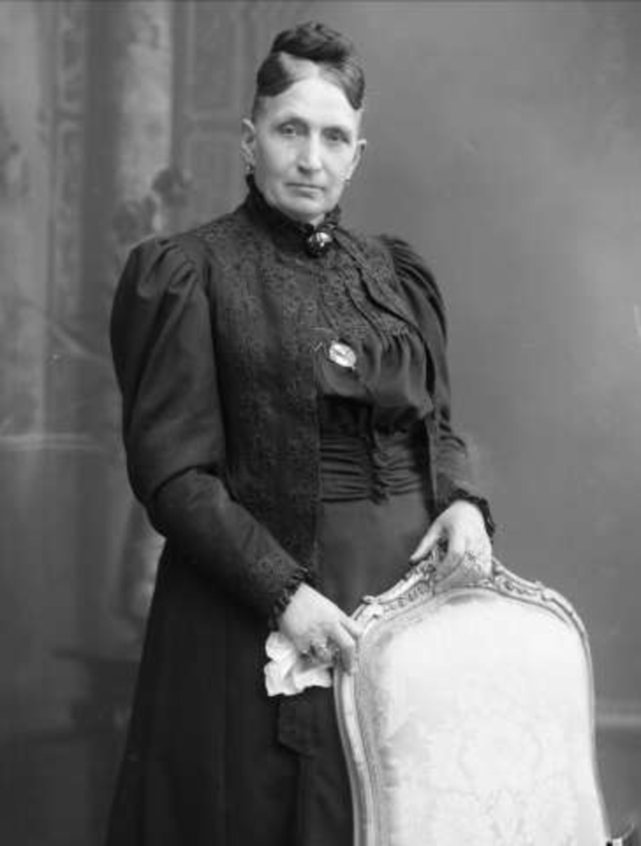Gustav Borgen, Portrett, eldre kvinne i mørk drakt. Fru Sinclaire.
