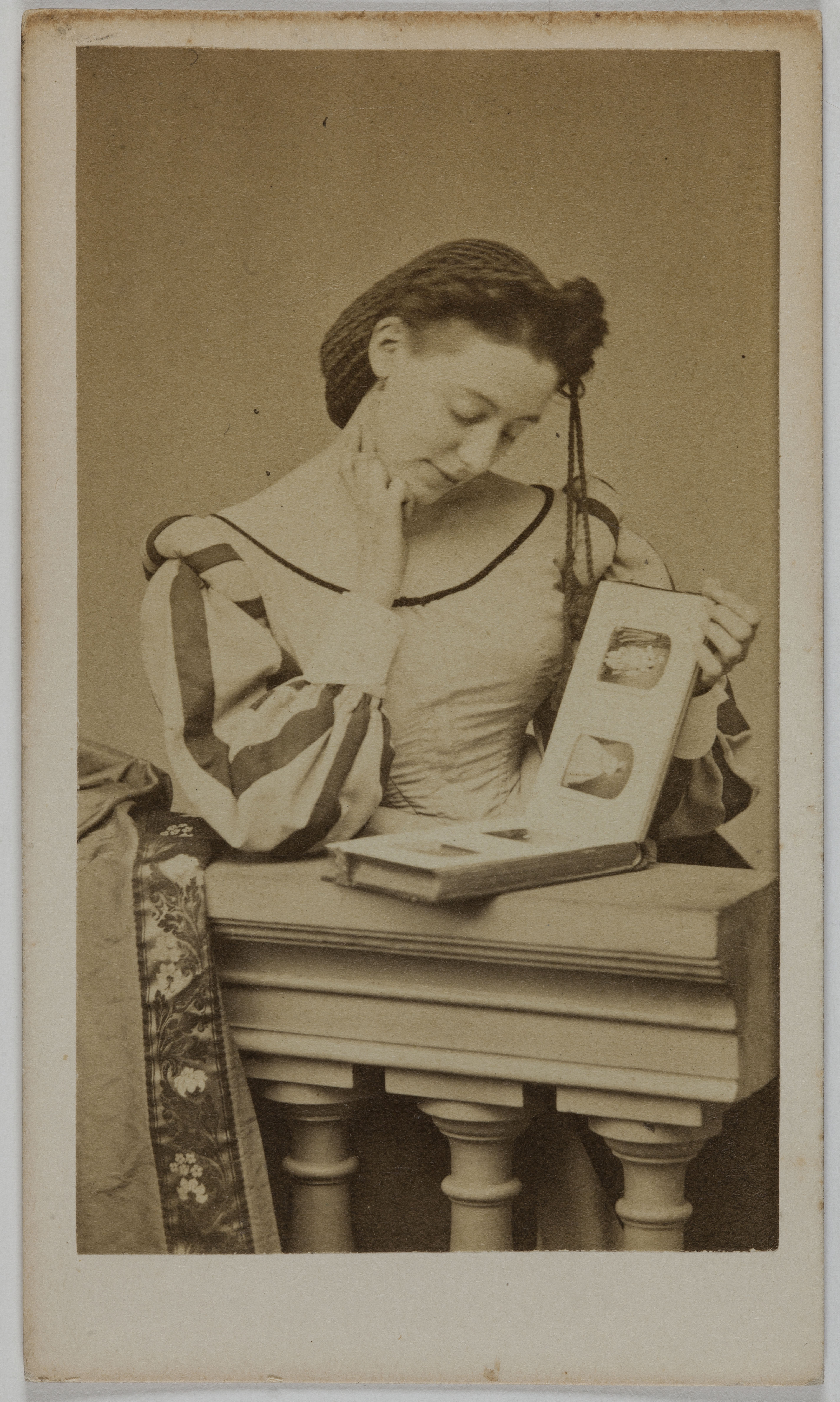 Ulric Grob, Portrait de Leroy Clémence Louise Bachimont ( -1901), (actrice en province, aux Bouffes et au Théâtre du Châtelet)