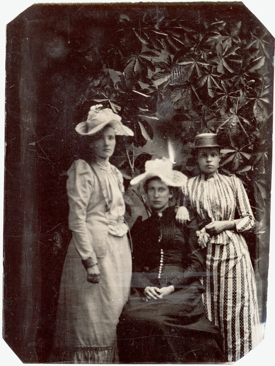 Okänd,, Ferrotyp - tre unga kvinnor, Elisabeth (Elise) Wenster i mitten, Uppsala, 15 juli 1891