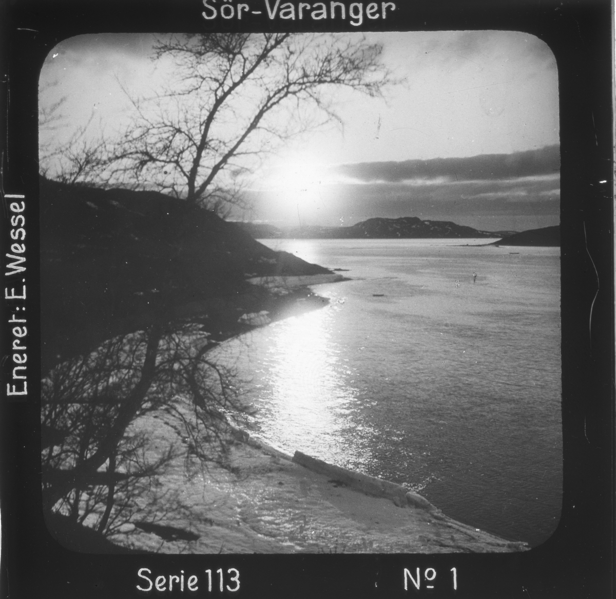 Ellisif Rannveig Wessel, Midnattsol over Bøkfjorden, Sør-Varanger, Finnmark i juni. Motivet har nr.1 i lysbildeforedraget kalt "I lappernes land - Sør-Varanger", utgitt i Nerliens Lysbilledserier, serie nr 113.