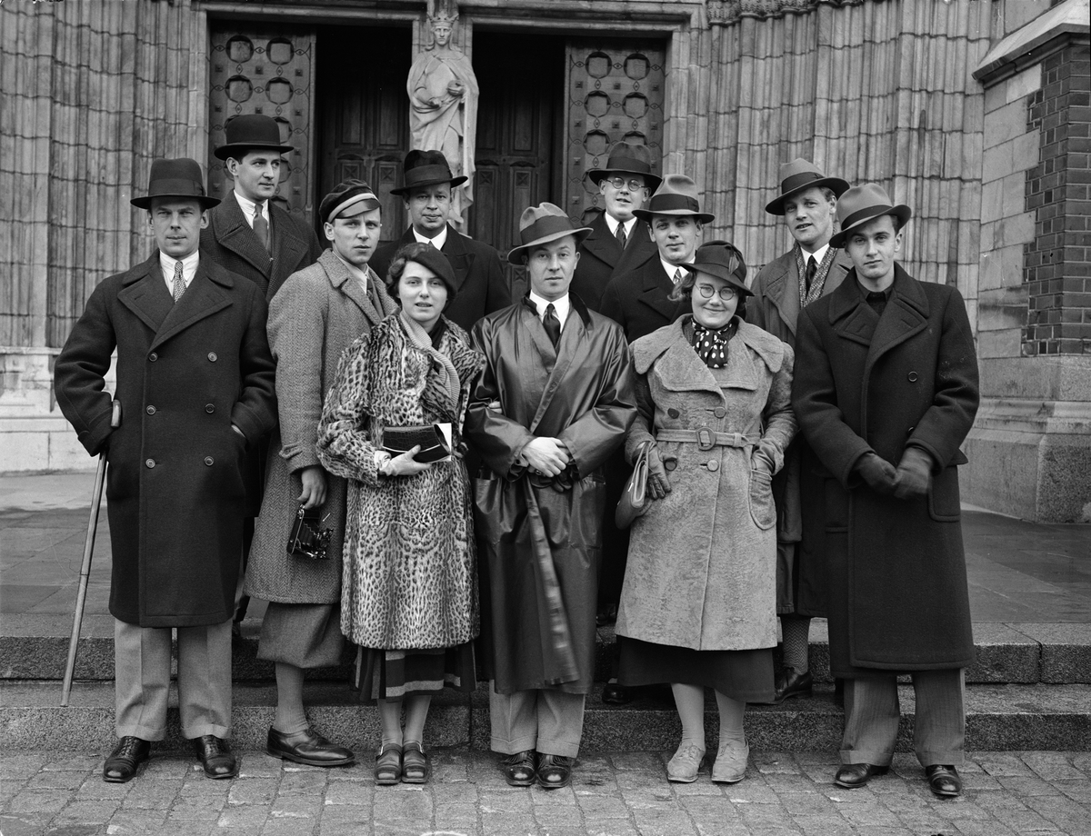 Paul Sandberg, Grupporträtt - kvinnor och män utanför Uppsala domkyrka, Uppsala 1935