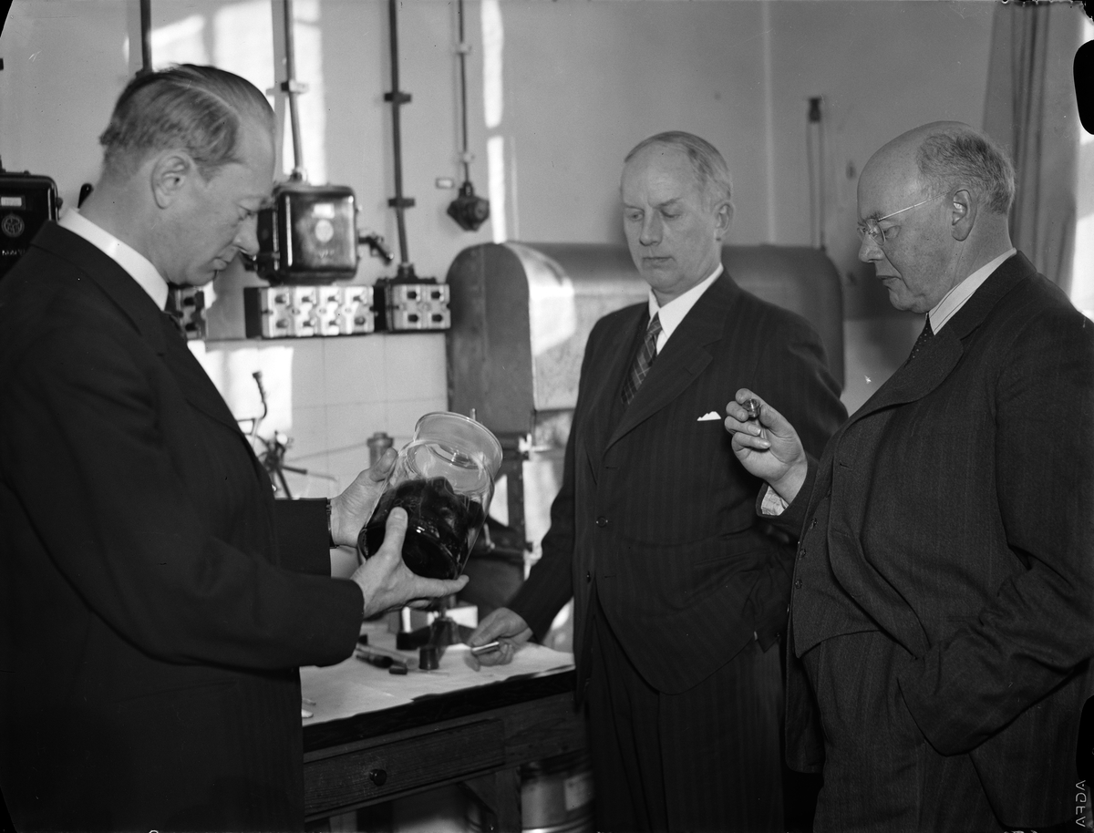 Paul Sandberg, Professor Tarras Sällfors, Education Council Ryno Lundquist and engineer Arvid Kjörling studying synthetic rubber, Physico-chemical institution at Uppsala University