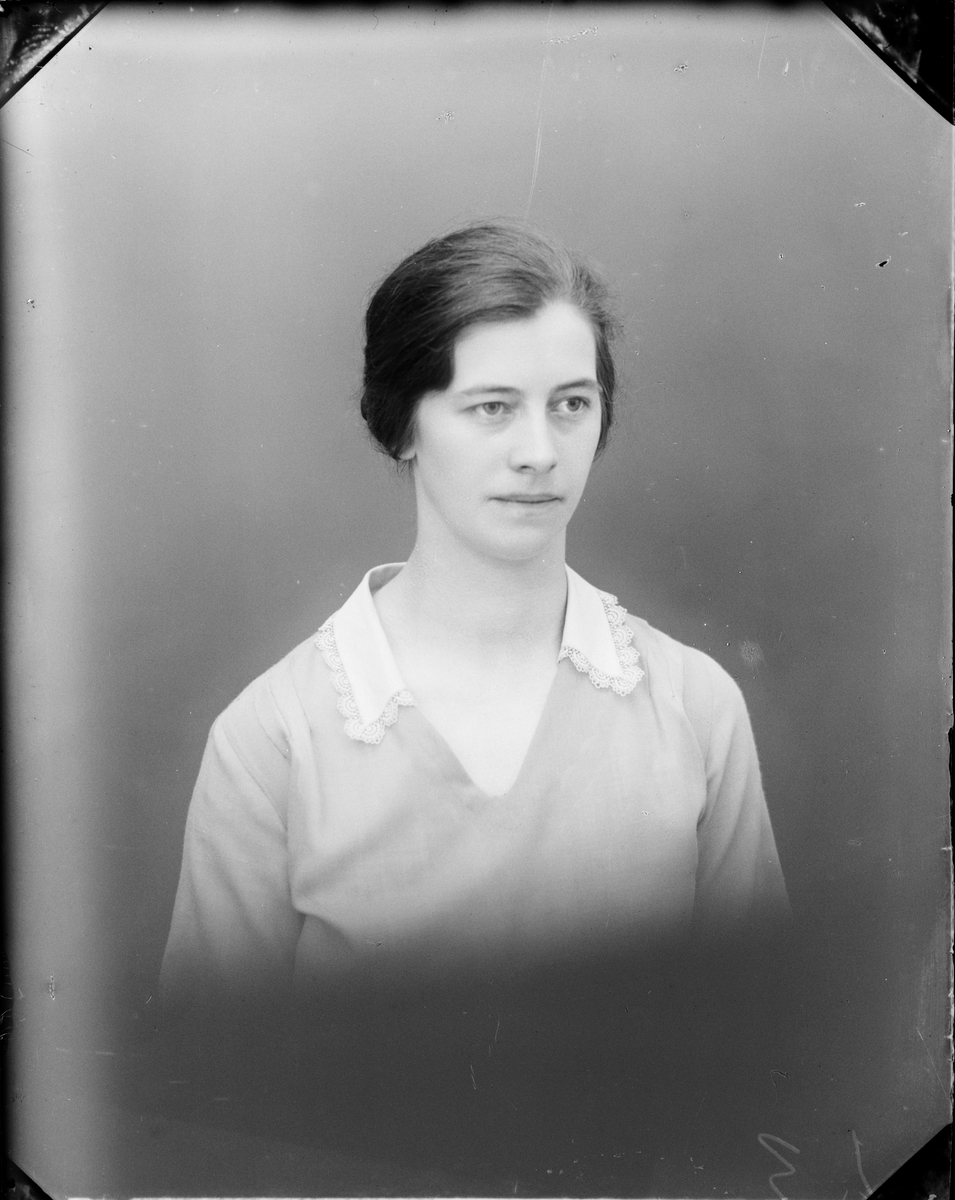 Skötsner-Edhlund, Ateljéporträtt - Augusta P från Harg, Uppland