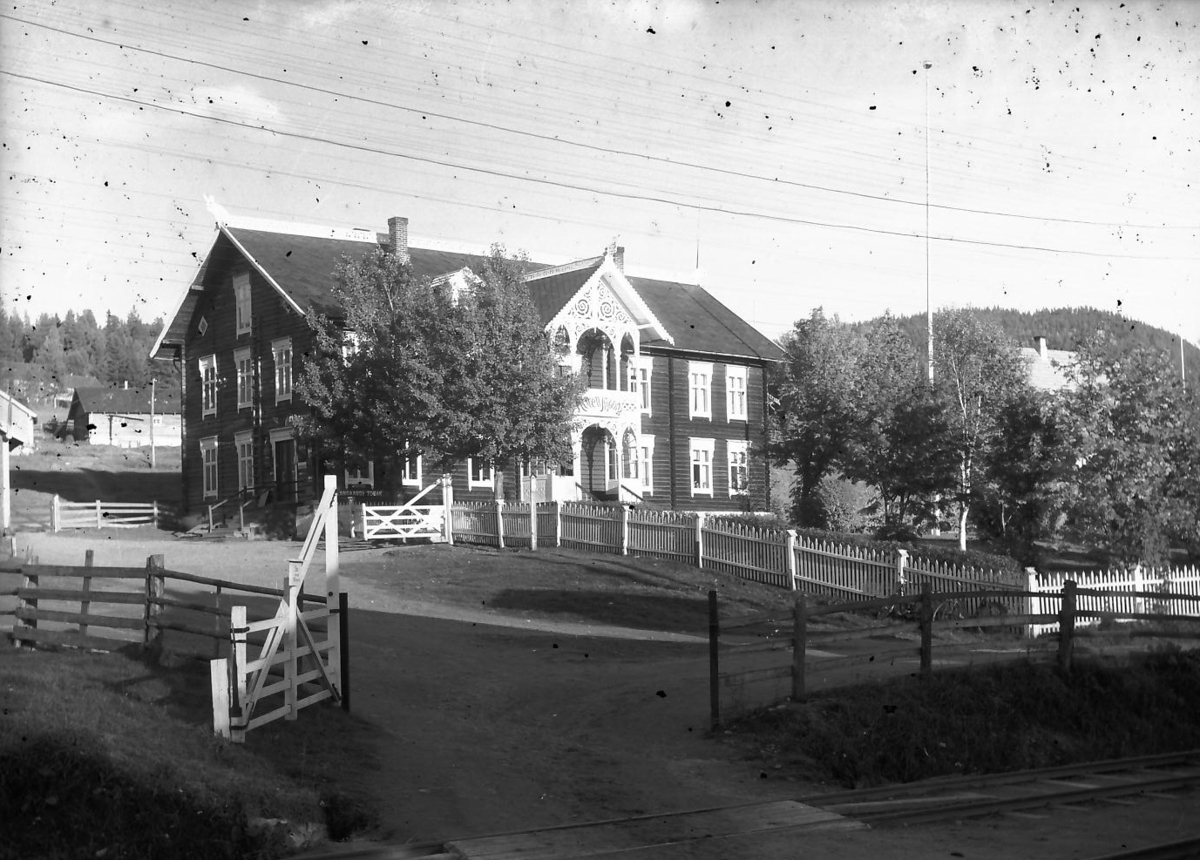 Per K. Lien, Stort, flott hus ovenfor jernbanen i Alvdal sentrum.