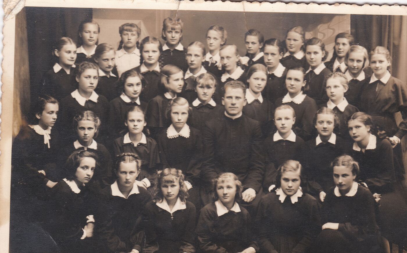 Unknown artist, Tauragės gimnazijos I klasės moksleivės su auklėtoju kun. J. Vėlučiu