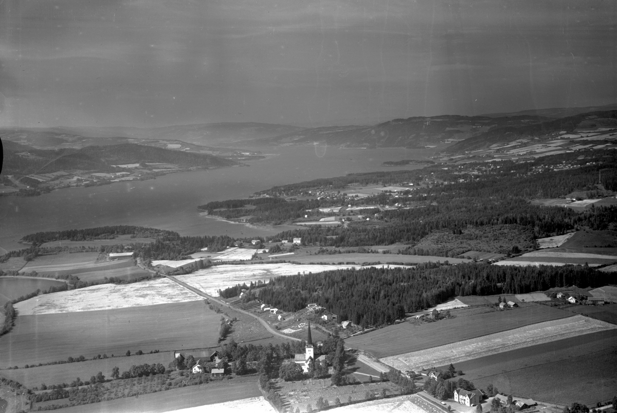 Anno Domkirkeodden, Flyfoto av Ringsaker kirke og omegn. Mjøsa.