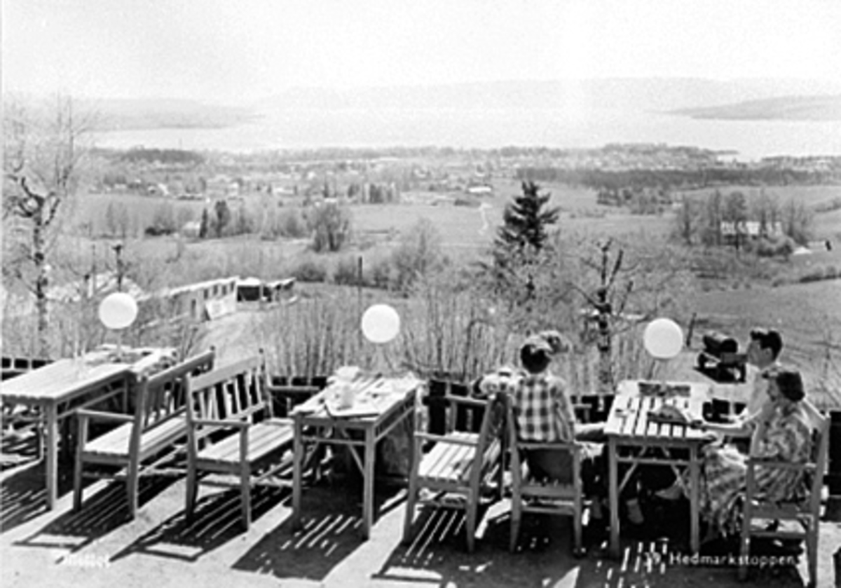 Anno Domkirkeodden, UTSIKT FRA SKISTUA, HEDMARKSTOPPENS VERANDA MED BORD OG BENKER, FOLK