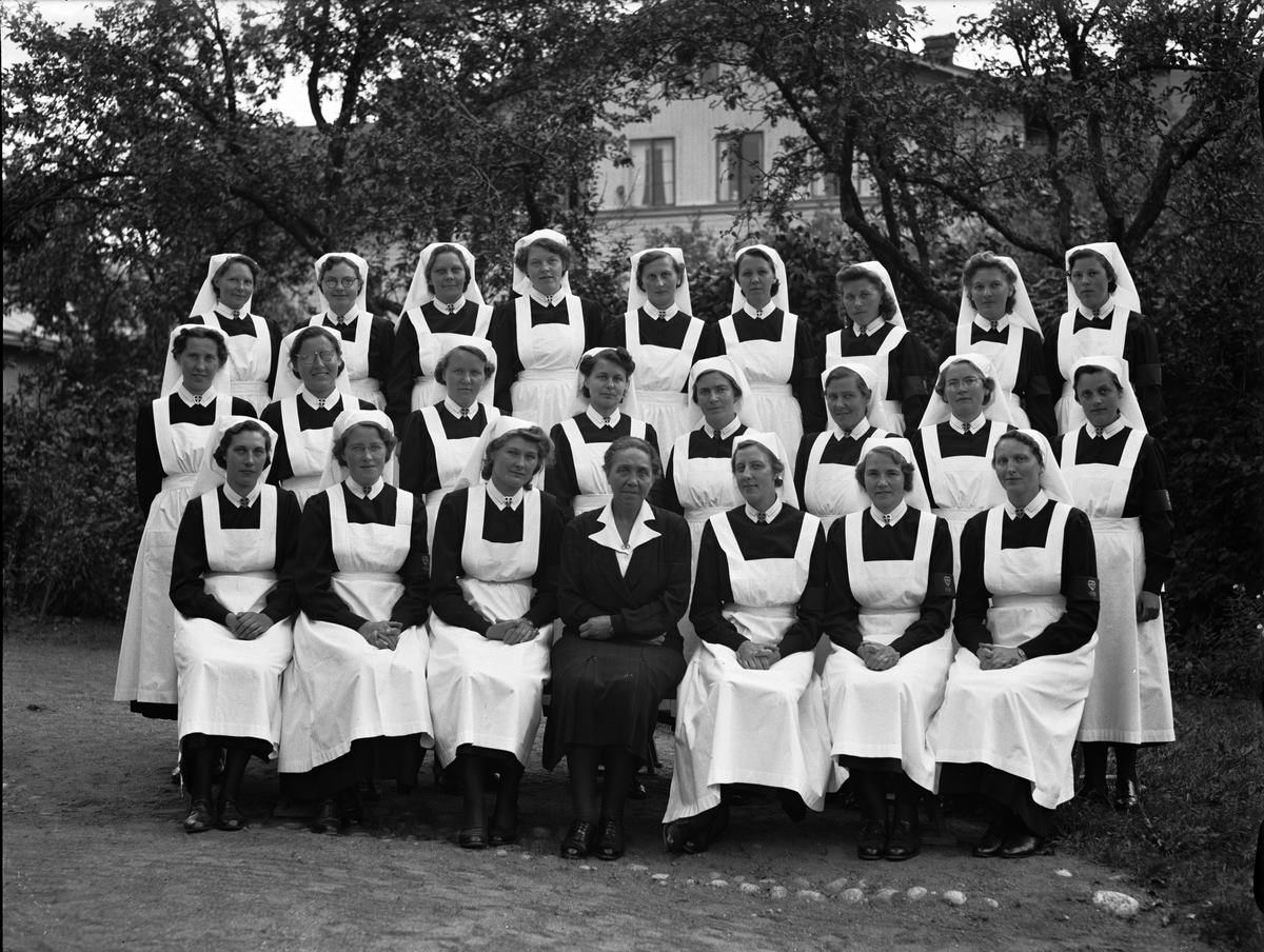 Paul Sandberg, Grupporträtt - hemsystrar, sannolikt vid Uppsala stads hemsysterskola, Odensgatan 16, Uppsala 1942