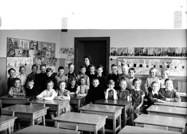 Sven Lindskog, Olaus Petriskolan, classroom interior, 27 schoolchildren with teacher Ingeborg Eriksson. Class 2d, Hall 10.
