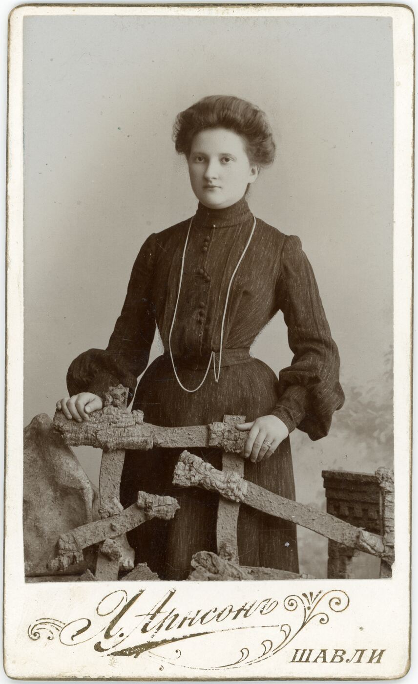 Jankelis Arnsonas, Moters portretas fotoateljė