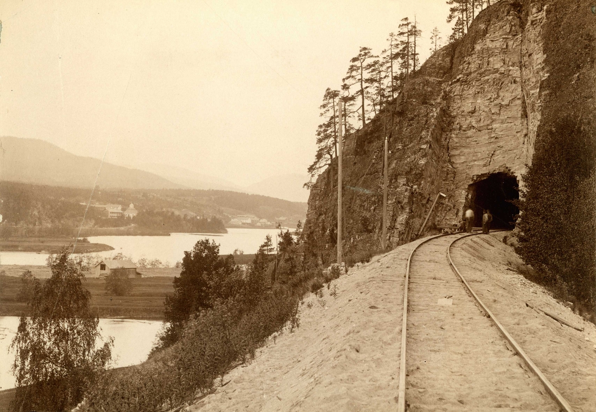 Axel Lindahl, Koppang, Stor-Elvdal, Sør-Østerdalen, Hedmark. 1890-årene. Arbeidere på jernbaneskinna foran tunnel. Utsikt over Glomma.