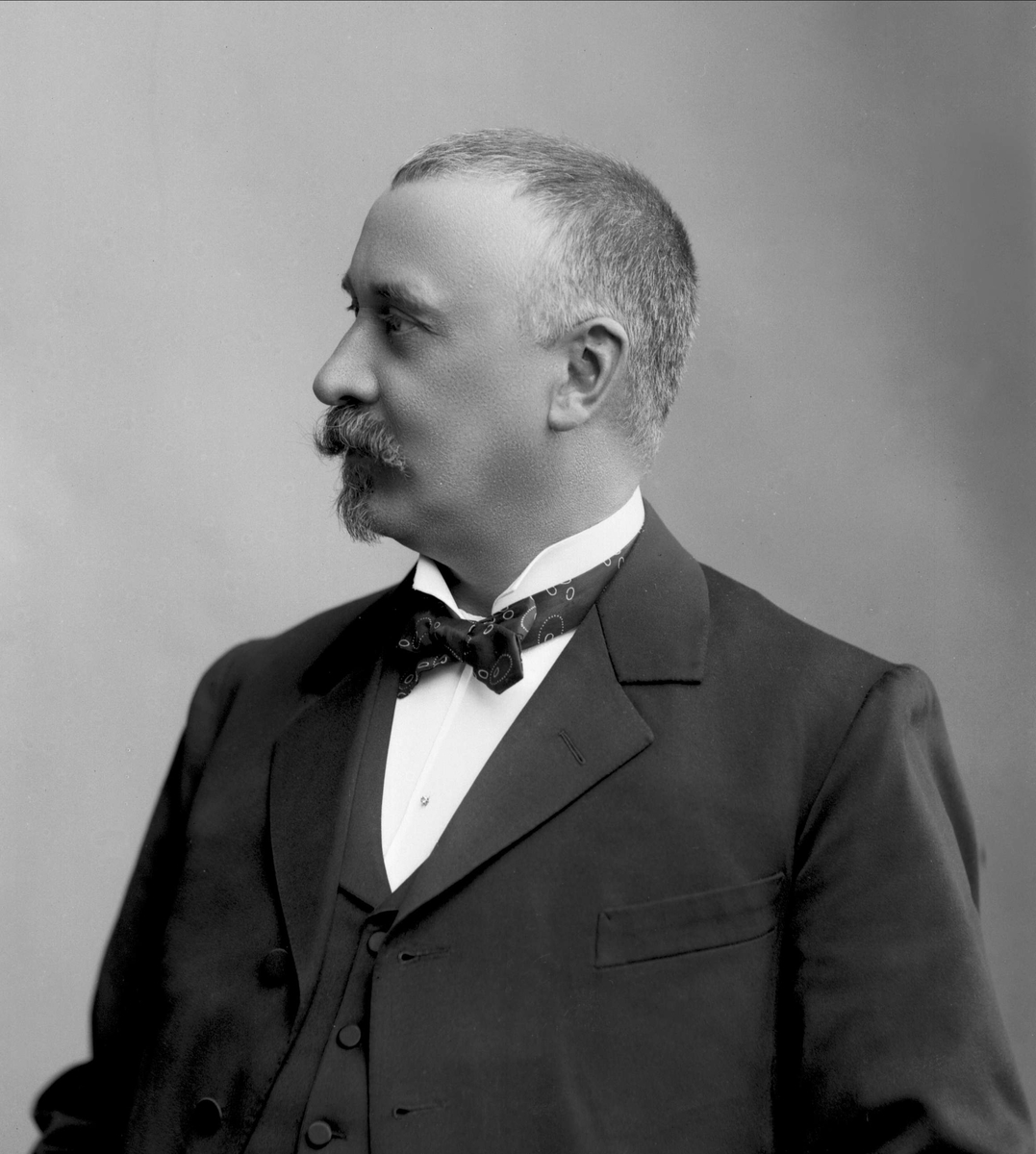 Gustav Borgen, Portrett, mann i mørk dress og tversoversløyfe. Grosserer Ender.