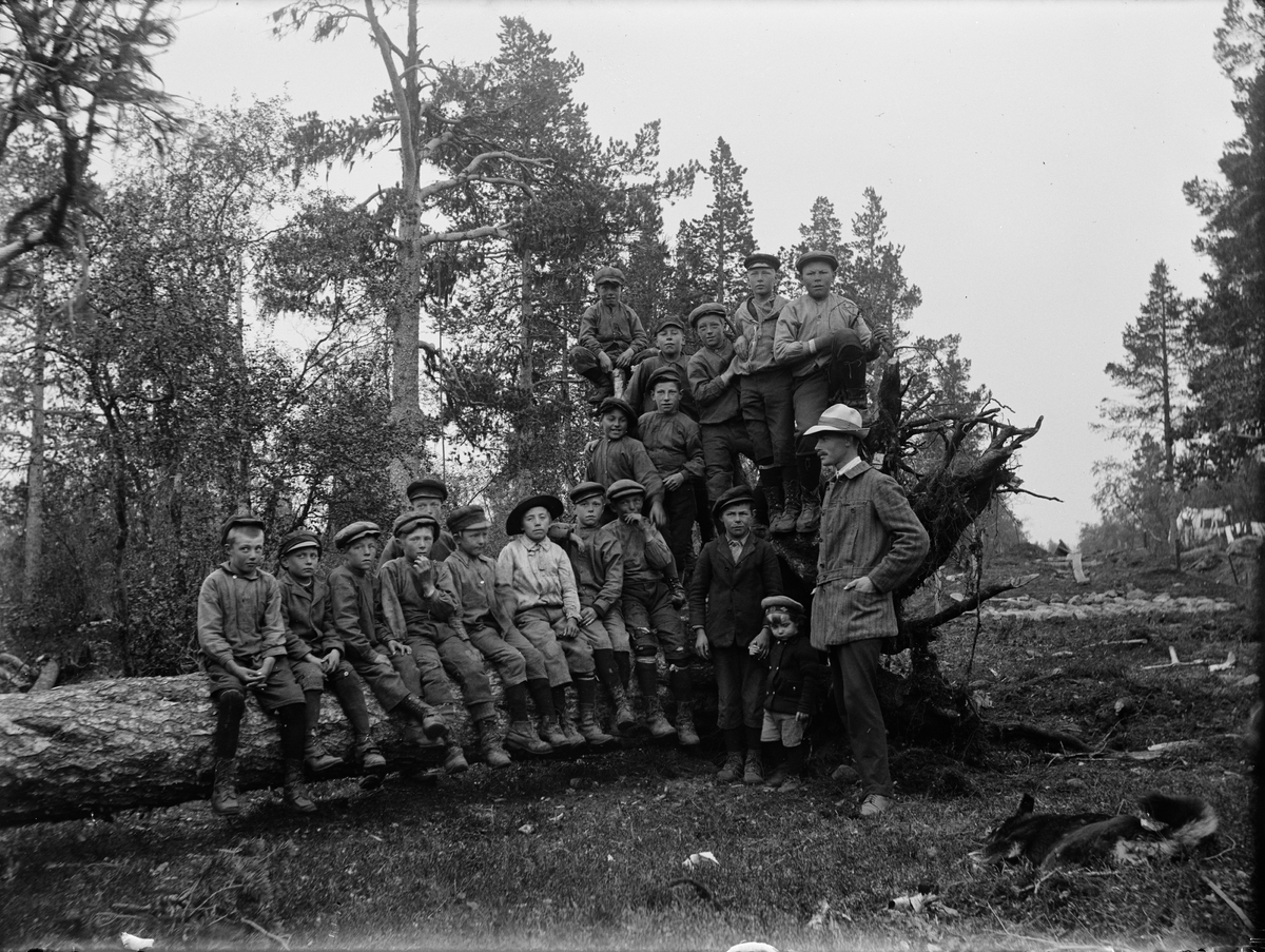 Josef Ärnström, Josef Ärnström med skolklass, sannolikt Berge skola, Berge, Timrå socken, Medelpad