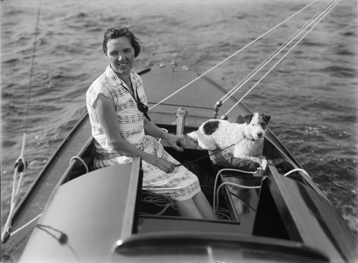Paul Sandberg, Kvinna och hund i segelbåt, sannolikt på Ekoln, Uppland