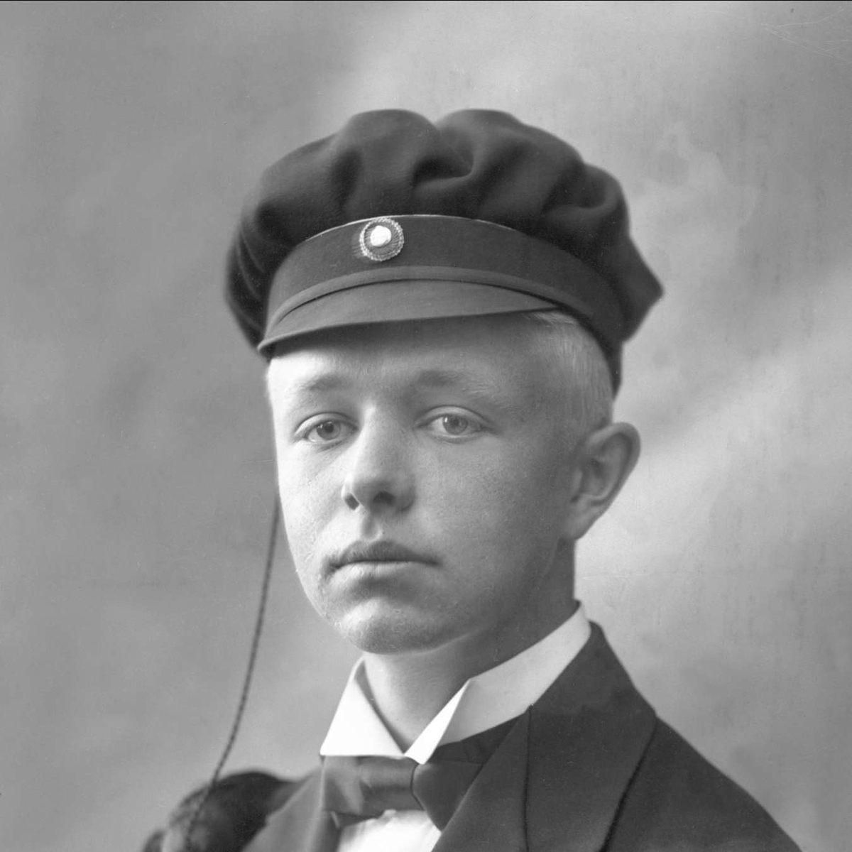 Gustav Borgen, Portrett, mann med studentlue. Stud Knut Jenssen.