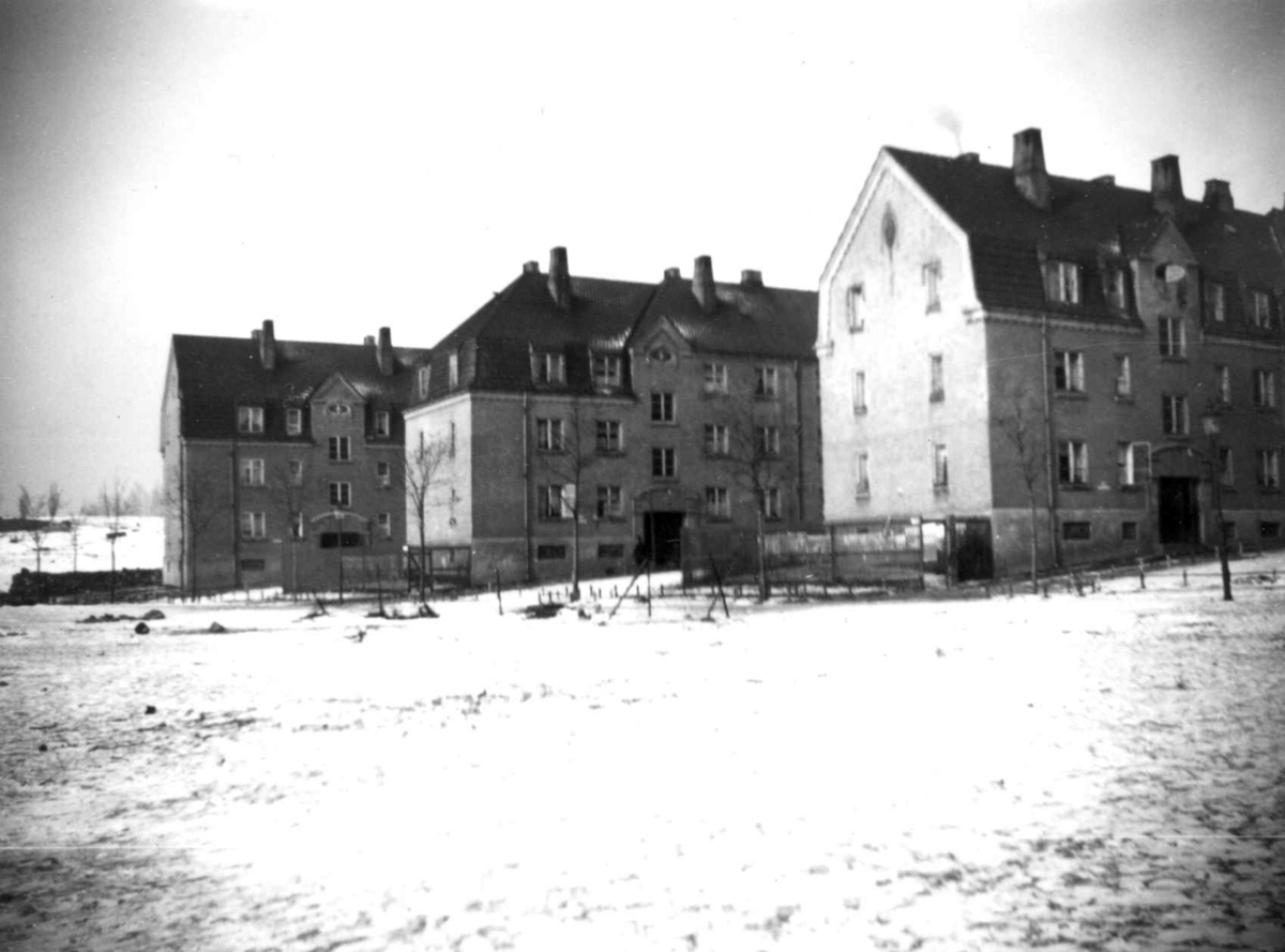Nanna Broch, Arbeiderboliger, Det Rivertzske kompleks, Sagene, Oslo. Bygget fra 1912 ved ark. Kristen T. Rivertz og "A/S Kristiania Byggeselskap for Småleiligheter". Uelandsgate i bakgrunnen, Stockflethsgate går opp mot høyre. Fra boliginspektør Nanna Brochs boligundersøkelser i Oslo 1920-årene.