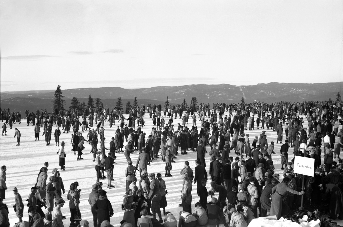 Hermann Christian Neupert, Tryvann skøytebane, Oslo, 1934. Tettpakket med skøyteløpere.