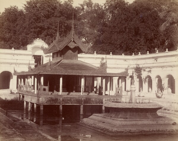Felice Beato, Queen's Soopyalat's Bath - Mandalay