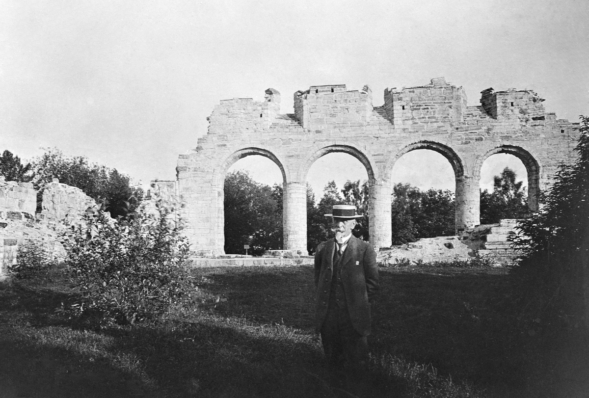 Anno Domkirkeodden, MUSEUMSBESTYRER DIDRIK GRØNVOLD FORAN DOMKIRKERUINEN, HEDMARKSMUSEET OG DOMKIRKEODDEN