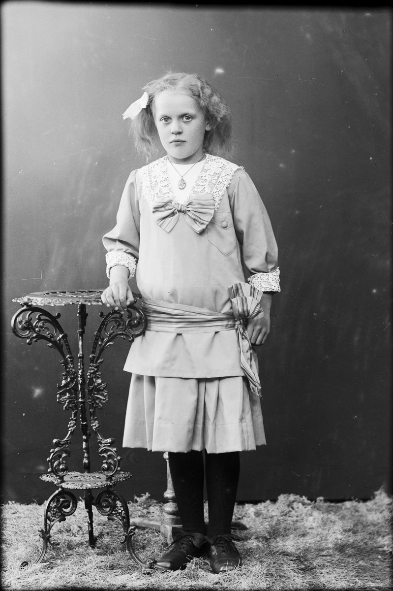 Skötsner-Edhlund, Ateljéporträtt - flicka, Östhammar, Uppland