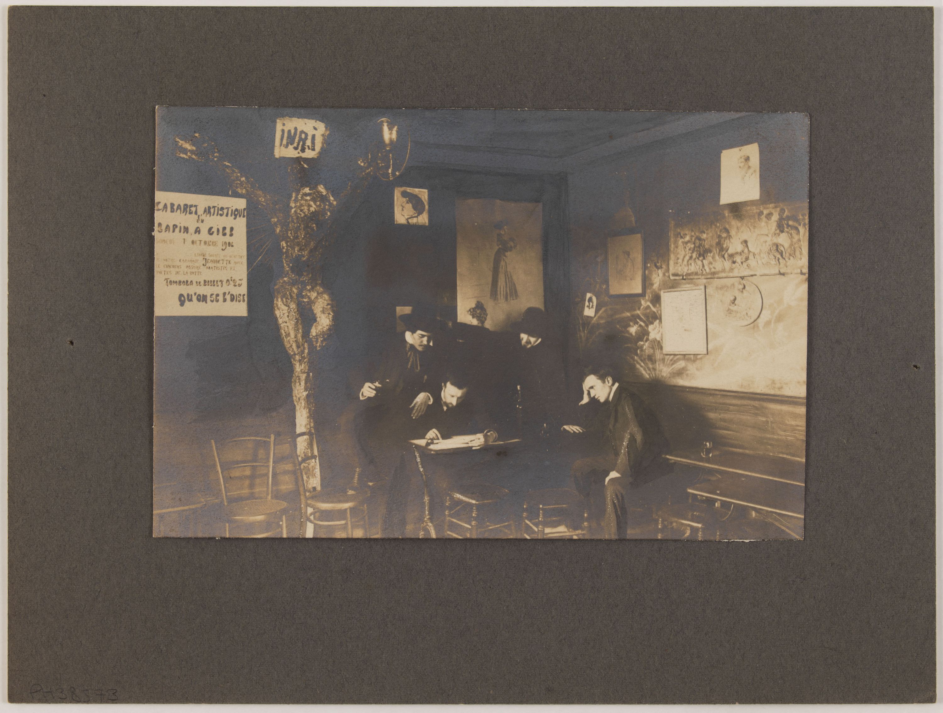 Anonyme, Portrait de groupe, intérieur du cabaret du Lapin Agile, 18ème arrondissement, Paris