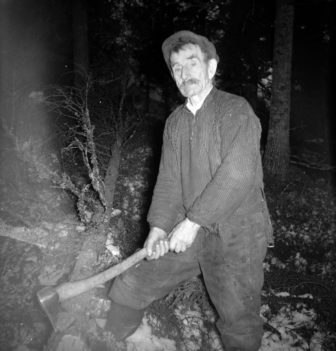 Adolf Skjegstad, SKOGSARBEIDER HOGGER MED ØKS.
