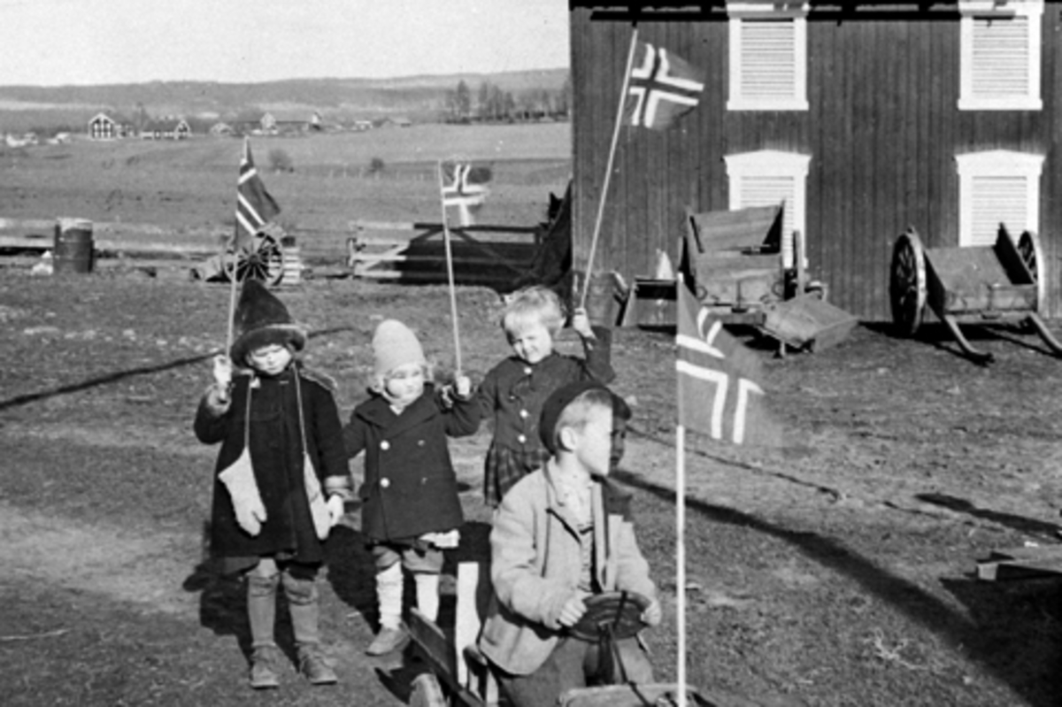 Anno Domkirkeodden, UTHUS GARD I STANGE, ANNAR SKJEGSTAD PÅ LEKEBIL OG TRE UKJENTE NABOJENTER FEIRER FRIGJØRINGEN 8. MAI 1945, NORSKE FLAGG, DEN 2. VERDENSKRIG.