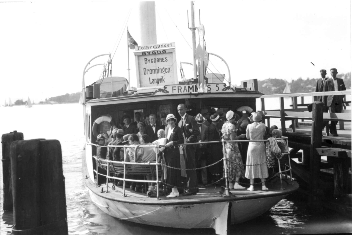 Hermann Christian Neupert, Oslo, Framnesfergen ved brygga. Avgang til Bygdønes, Dronningen og Langvik. Sommerkledde kvinner. Menn i dress.