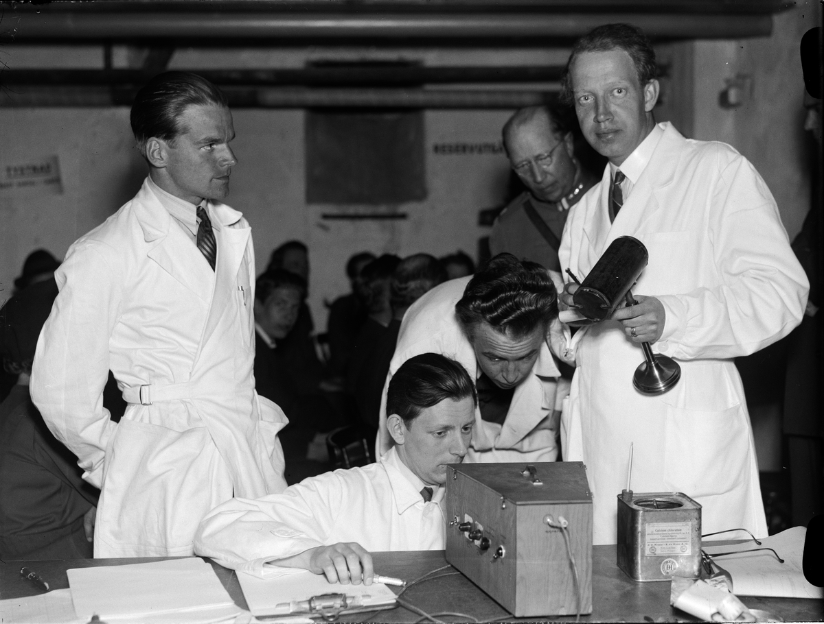 Paul Sandberg, “Protective room practice gave good experiences” - Professor Torsten Teorell with assistants at radiation meters, Uppsala April 1942