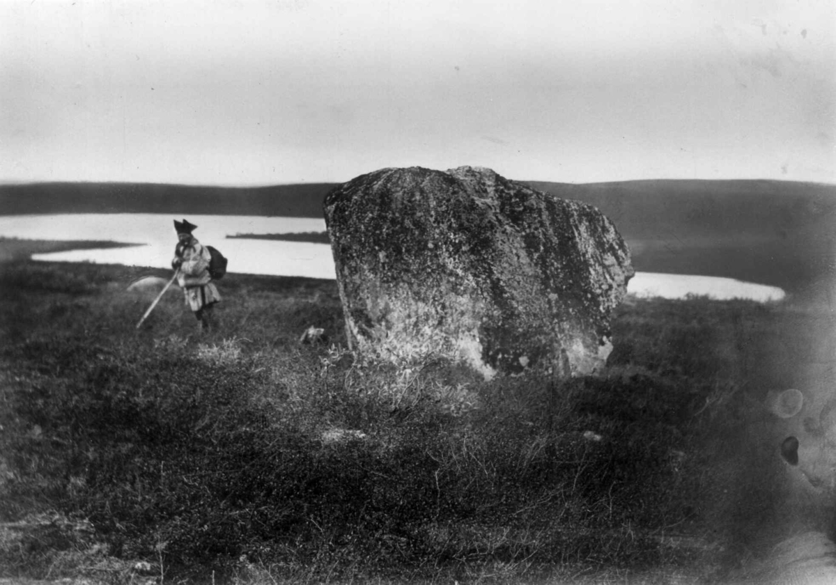 Konrad Nielsen, Siei'de 1. Offerstein og en same på fjellvidden mellom Alta og Karasjok.