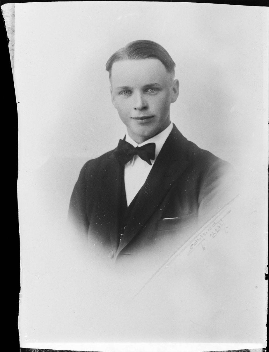 Skötsner-Edhlund, Ateljéporträtt - ung man, Östhammar, Uppland