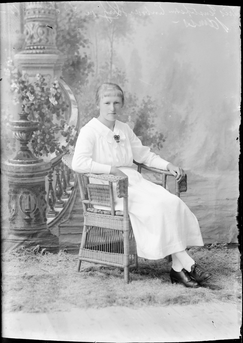 Skötsner-Edhlund, Iris Gustafsson of Enboda, Harg parish, Uppland 1919