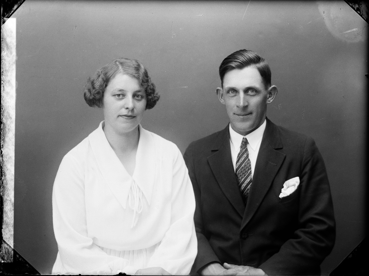 Skötsner-Edhlund, Ateljéporträtt - Sven Söderman från Forsmark med kvinna, Uppland 1932