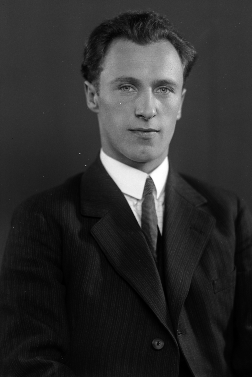 Christian Grundseth, KNUDSEN SVERRE, HALVFIG. , 36341
