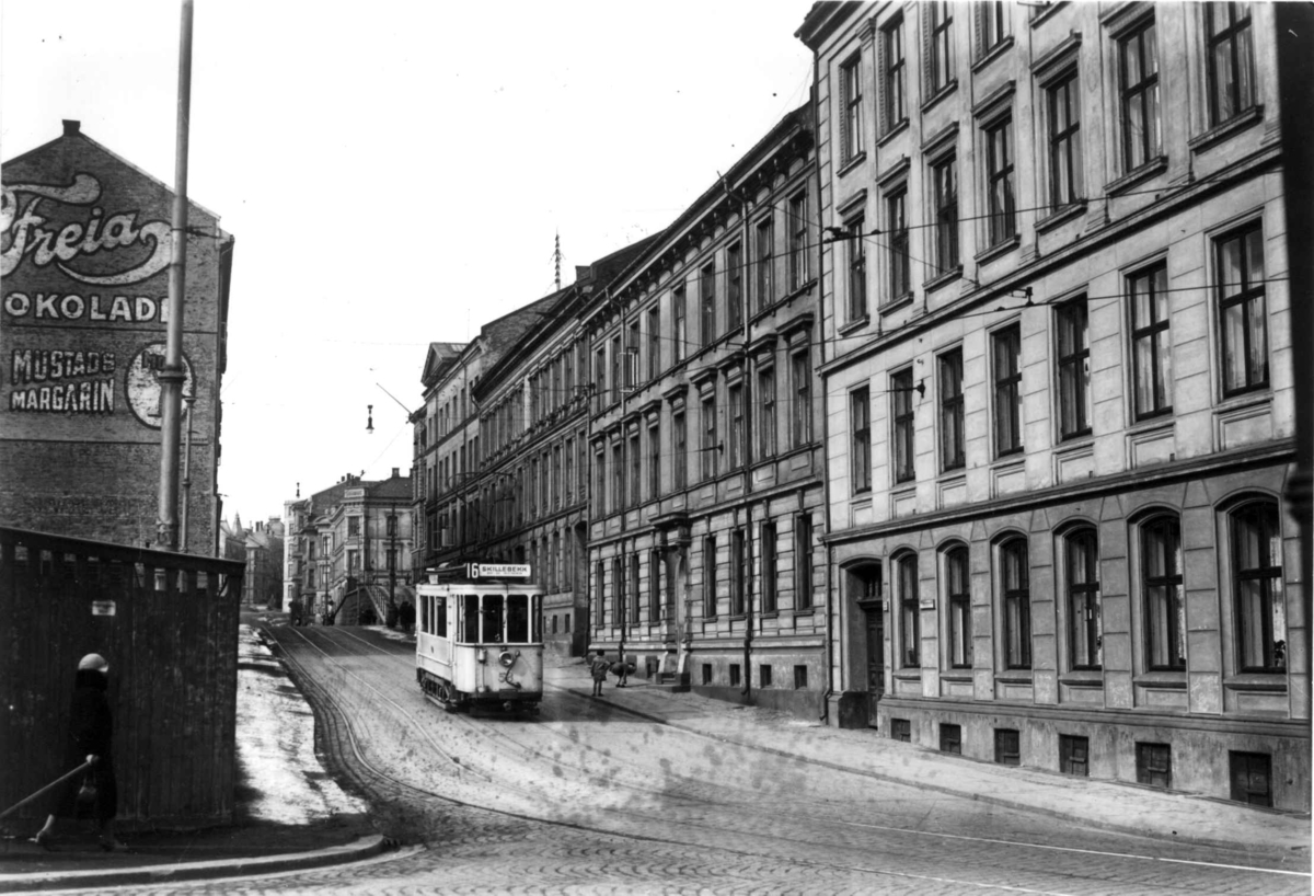 Hermann Christian Neupert, Oslo, Cort Adelers gate. 1931. Skillebekktrikken. Trikkeskinner. Barn leker i gaten.