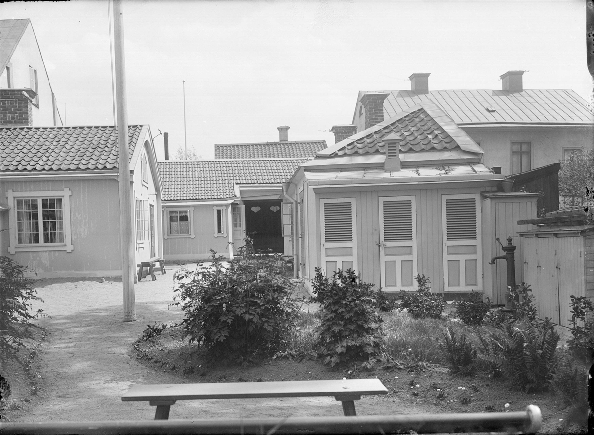 Alfred Dahlgren, Gårdsinteriör, Linnégatan 10, kvarteret Örtedalen, Dragarbrunn, Uppsala 1908