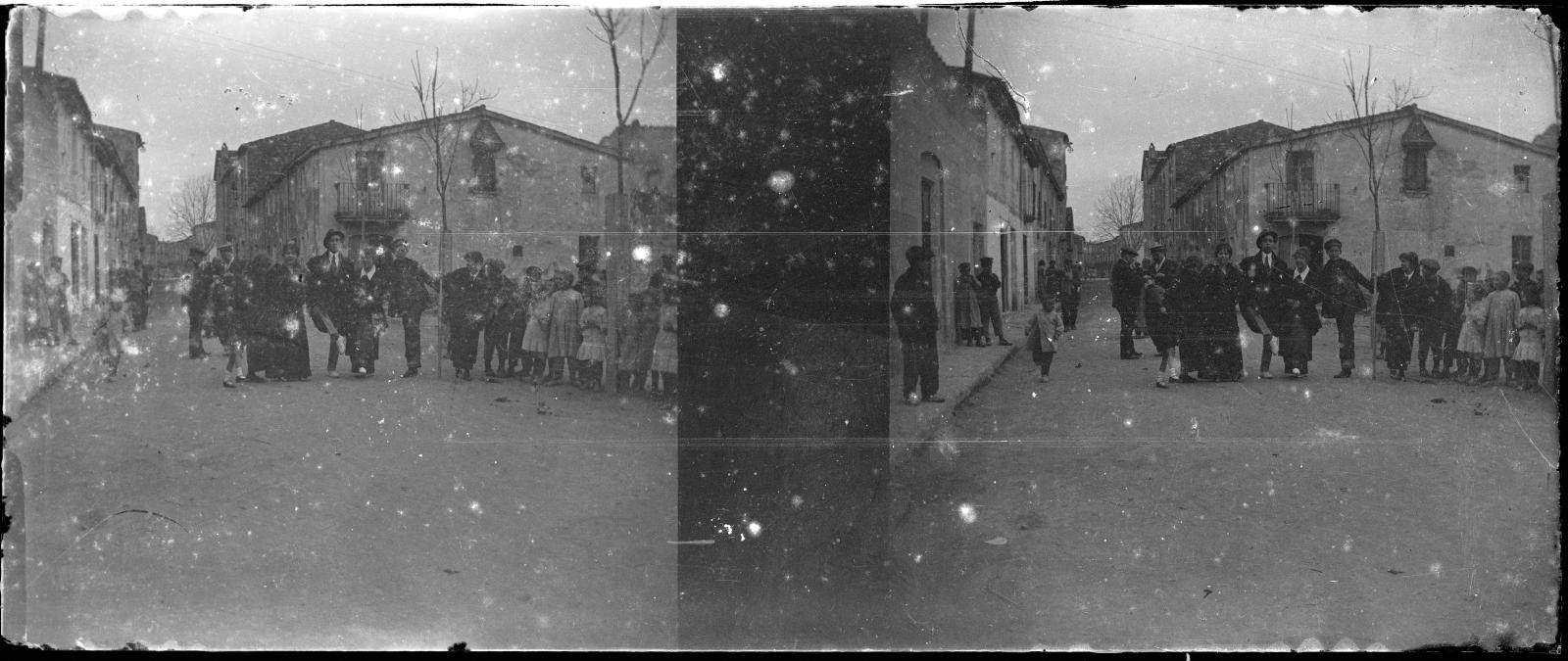 Desconegut, [Portrait in a street]