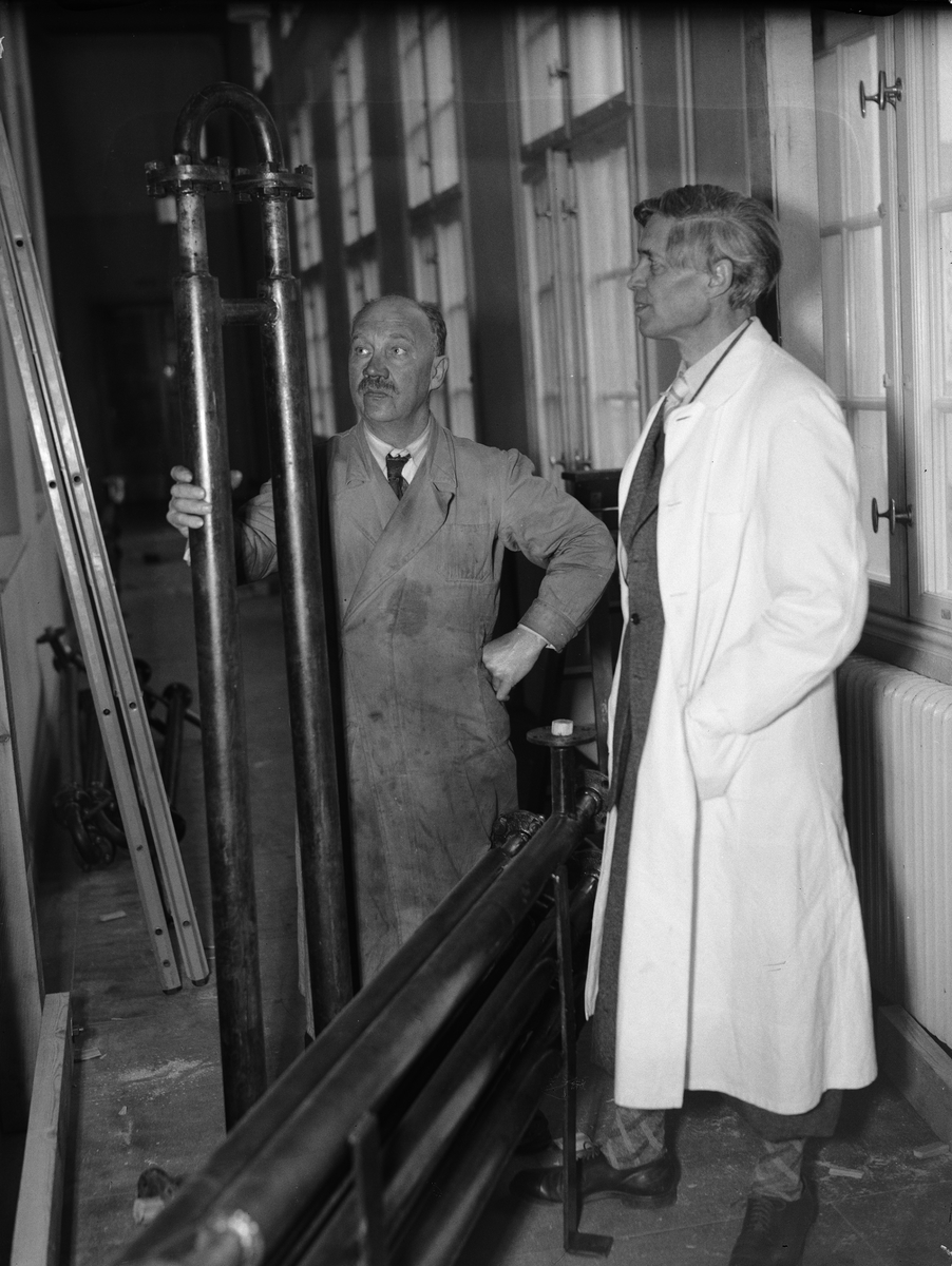 Paul Sandberg, Verkstadschef Ivar Eriksson och professor The Svedberg i laboratoriet, Fysikalisk-kemiska institutionen vid Uppsala universitet