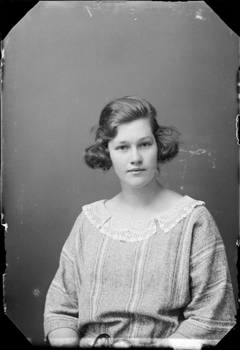 Skötsner-Edhlund, Ateljé Portrait - Hildur Olsson from Östhammar, Uppland 1923